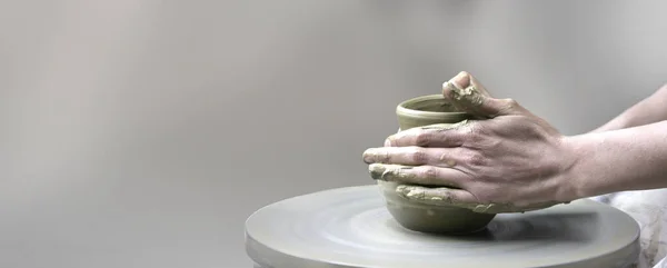 在陶工的轮子上做瓷杯的手 — 图库照片