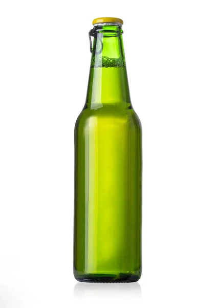 Groen Bierflesje Geïsoleerd Wit Met Knippad — Stockfoto