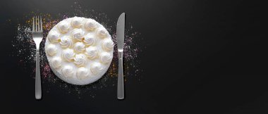 Çatallı beyaz pasta ve kapkara arka planda siyah bıçak fotokopi alanı ile. Genel Görünüm 