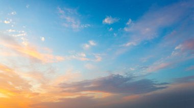 alacakaranlık gökyüzü turuncu degrade renk ile