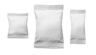 Beyaz arkaplanda izole edilmiş beyaz kağıt paketi 