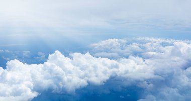 Doğal Gün Bulutlu Gökyüzü Soyut Arkaplanı. Panorama Panoramik Görünümü. Arkaplan