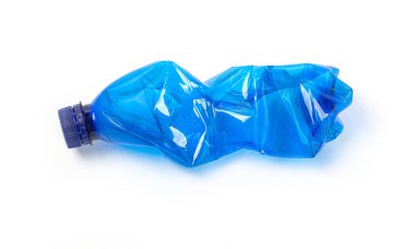  Beyaz arkaplanda izole edilmiş plastik bir şişeyi kapat