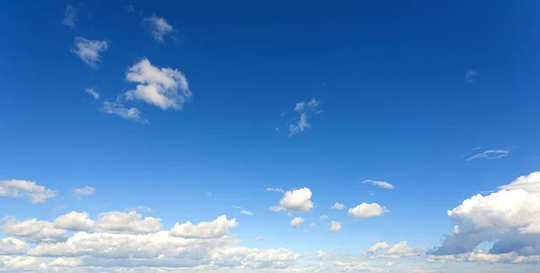 Biru Langit Latar Belakang Dengan Awan Kecil Panorama — Stok Foto