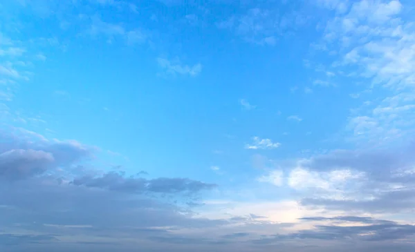 Langit Biru Dengan Putih Awan Lembut Latar Belakang — Stok Foto