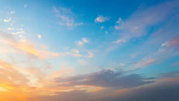 Сутінкове Небо Помаранчевим Градієнтом Кольору — стокове фото