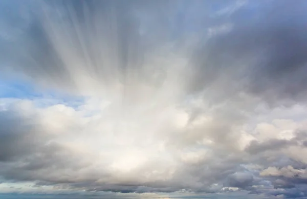 Langit Dramatis Dengan Sinar Matahari Menerobos Dari Balik Awan — Stok Foto