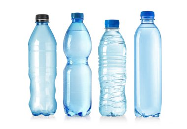 Beyaz arka planda izole edilmiş kapaklı plastik şişeler.