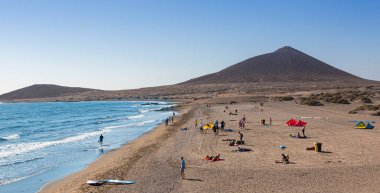 Tenerife, Kanarya Adaları, İspanya 'nın güney sahillerinde El Medano uçurtma sörfü sahili. Seyahat ya da tatil konsepti..