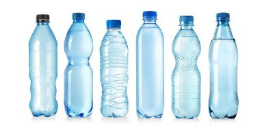 Beyaz arka planda izole edilmiş kapaklı plastik şişeler.