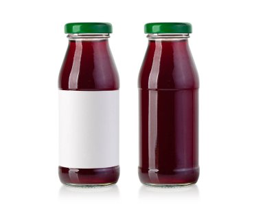 Boş etiketli ve kırpma yolu olmayan yalıtılmış cam bir şişede meyve suyu.