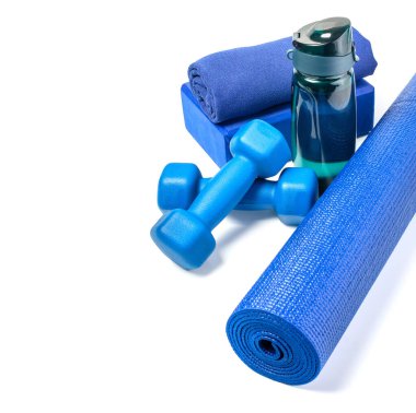 Yoga ya da fitness için spor ekipmanları kırpma yolu ile beyaz arka planda izole