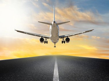 büyük jet uçak pist alarak