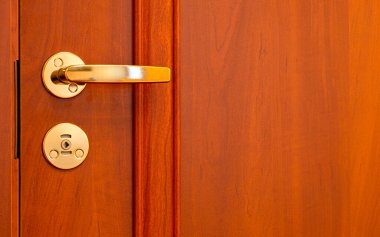 Oteldeki altın kapı kolu, fotokopi alanı olan arka plan.