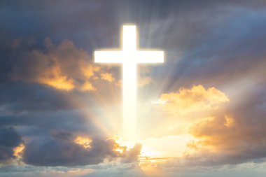 Sarı gökyüzündeki İsa 'nın haçı, arkasında yükselen güneşin olduğu devasa bir bulutun üzerindeki haç. Destansı bulut,