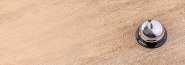 Otel servis zili ahşap bir masada Otel, seyahat, oda