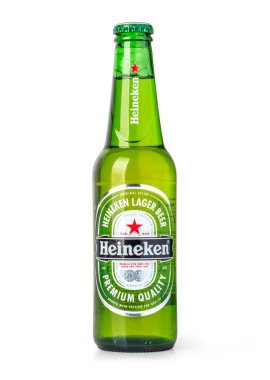 Chisinau, Moldova - 05 Aralık 2015 Heineken Orijinal bira şişesi beyaz arka planda izole