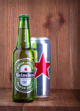 Chisinau, Moldova - 5 Şubat 2016 Heineken bira şişesi ve metal kutu, ahşap arka planda, kopyalama alanı ile