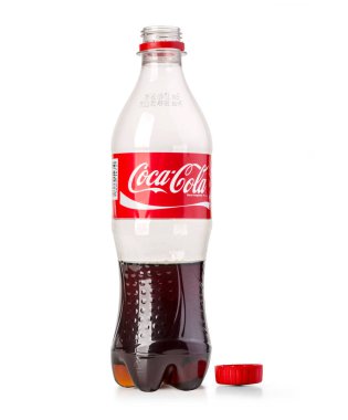 CHISINAU, MOLDOVA - 13 Mart. 2016 boş Coca Cola, plastik şişeler. Coca Cola tüm dünyada satılan en popüler alkolsüz içecek içeceğidir.