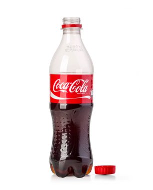 CHISINAU, MOLDOVA - 13 Mart. 2016 boş Coca Cola, plastik şişeler. Coca Cola tüm dünyada satılan en popüler alkolsüz içecek içeceğidir.