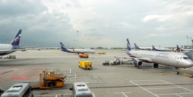 Moskova, Rusya - 13 Temmuz 2017: Yolcu uçağına binmeden önce hava köprüsü hizmeti. Sheremetyevo Uluslararası Havaalanından kalkış. Sheremetyevo-modern havaalanı kalkışı bekliyor.