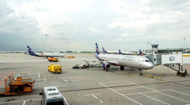 Moskova, Rusya - 13 Temmuz 2017: Yolcu uçağına binmeden önce hava köprüsü hizmeti. Sheremetyevo Uluslararası Havaalanından kalkış. Sheremetyevo-modern havaalanı kalkışı bekliyor.