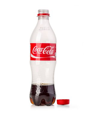 CHISINAU, MOLDOVA - 13 Mart. 2016 boş Coca Cola, plastik şişeler. Coca Cola tüm dünyada satılan en popüler alkolsüz içecek içeceğidir.