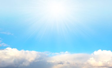 Gökyüzü büyük, parlak, güzel ve beyaz bulutları var..