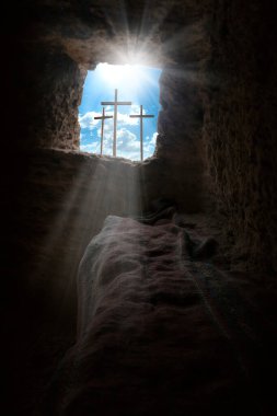 Paskalya sabahı, Golgotha tepesi haçın siluetleriyle, diriliş arkaplanı güneş ışığıyla, soyut arkaplan metin alanı ile