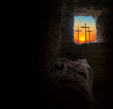 Paskalya sabahı, Golgotha tepesi haçın siluetleriyle, diriliş arkaplanı güneş ışığıyla, soyut arkaplan metin alanı ile