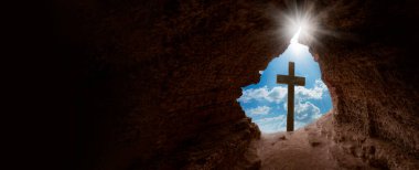 Paskalya sabahı, Golgotha tepesi haçın siluetleriyle, diriliş arkaplanı güneş ışığıyla, soyut arkaplan metin alanı ile