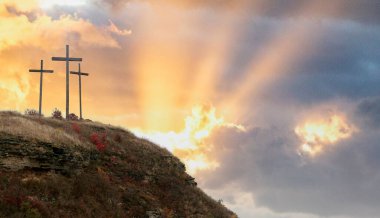 Paskalya sabahı, Golgotha tepesi haçın siluetleriyle, diriliş arkaplanı güneş ışığıyla, soyut arkaplan metin alanı ile