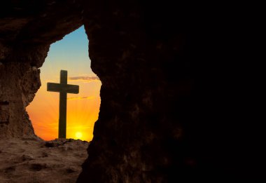 Paskalya sabahı, Golgotha tepesi haçın siluetleriyle, diriliş arkaplanı güneş ışığıyla, soyut arkaplan metin alanı ile
