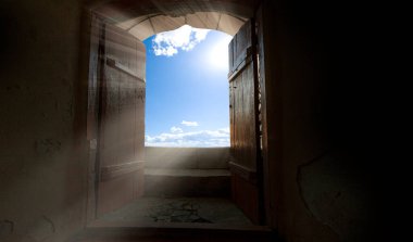 Paskalya sabahı, Golgotha tepesi haçın siluetleriyle, diriliş arkaplanı güneş ışığıyla, soyut arkaplan metin alanı ile