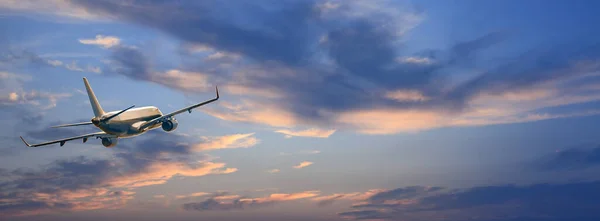 Vliegtuig Vliegen Prachtige Lucht Door Wolken Bij Zonsondergang — Stockfoto