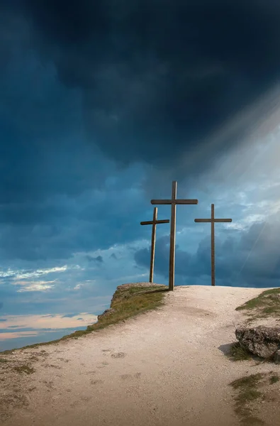 イースターの朝 十字架のシルエットとゴルゴタの丘 太陽の光と復活の背景 テキストのためのコピースペースを持つ抽象的な背景 — ストック写真