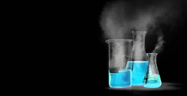 蓝色液体瓶 黑色底与烟雾隔离 — 图库照片