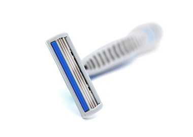 Beyaz bir arka plan üzerinde izole traş ustura aleti.