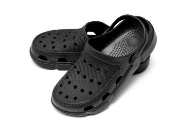 Siyah lastik terlikler, beyaz arka planda izole edilmiş.