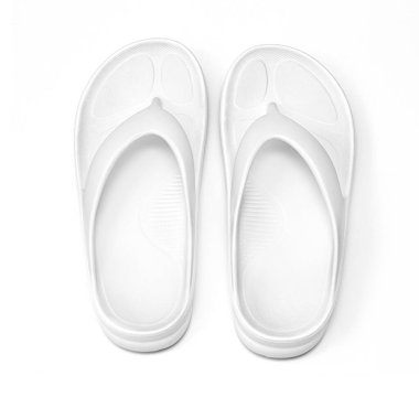 Beyaz arka planda bir çift parmak arası terlik. Plaj aksesuarları. 