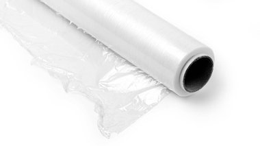 Beyaz arka planda yakın plan yiyecek gerdirme hareketi. İzole edilmiş