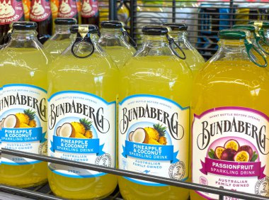 Anapa, Rusya 28 Nisan 2022: Bundaberg Süpermarketteki raflarda demlenmiş içki şişeleri