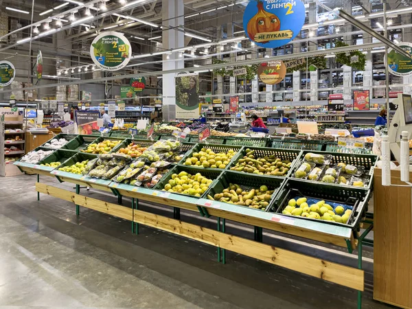 Novorossiysk, Rusya - 27 Nisan 2022: süpermarkette yer meyveleri ve sebze satış departmanı. 