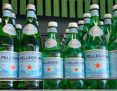 Anapa, Rusya 28 Nisan 2022: Süpermarketteki raflarda bir şişe San Pellegrino suyu