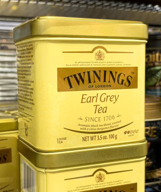 Anapa, Rusya Mayıs 05, 2022: Twinings Earl Grey Tea paketi süpermarketteki raflarda.