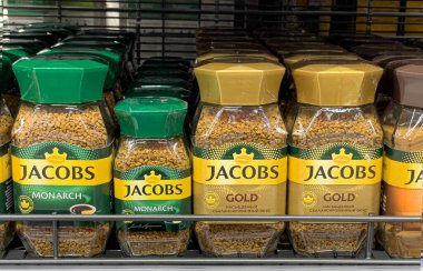 Anapa, Rusya Mayıs 05, 2022::: Jacobs Monarch hazır kahveyi granüle etti, süpermarketteki raflarda sıra sıra kahve bardağı kavanozları var.