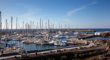 Tenerife, İspanya - 20 Aralık 2018: Marina San Miguel, Atlantik Okyanusu, Tenerife, İspanya