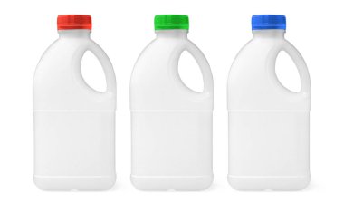 Beyaz beyaz plastik süt, kırmızı, mavi, yeşil kapsül, beyaz arka planda izole. Paketleme şablonu modelleme koleksiyonu. Kırpma Yolu dahil.