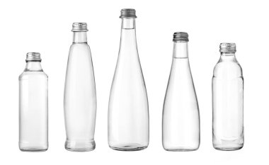 beyaz arka plan üzerinde izole su cam şişe