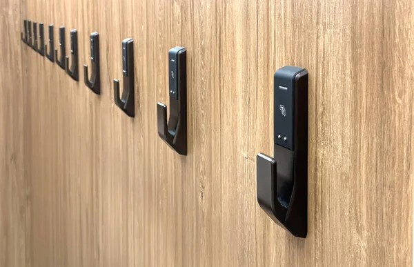 System Zamka Drzwi Smart Card Siłowni Drewnianym Tle — Zdjęcie stockowe